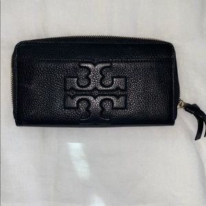 Tory Burch wallet! (Can be purchased with bag)